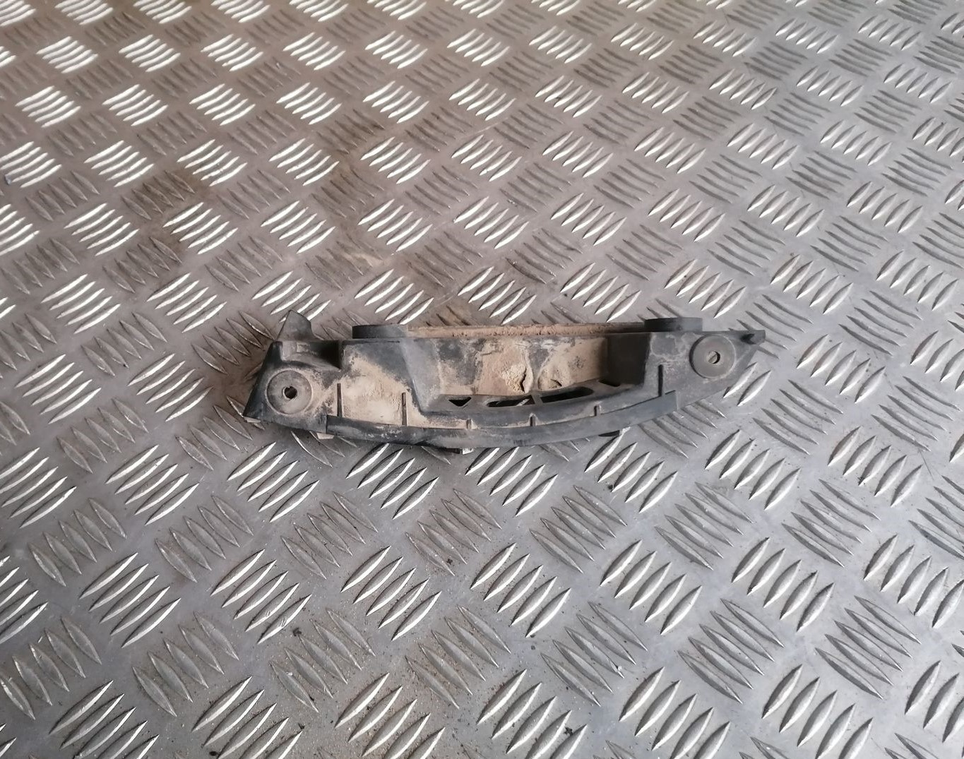 Aizmugurēja bufera kronšteins priekš SKODA OCTAVIA 2012