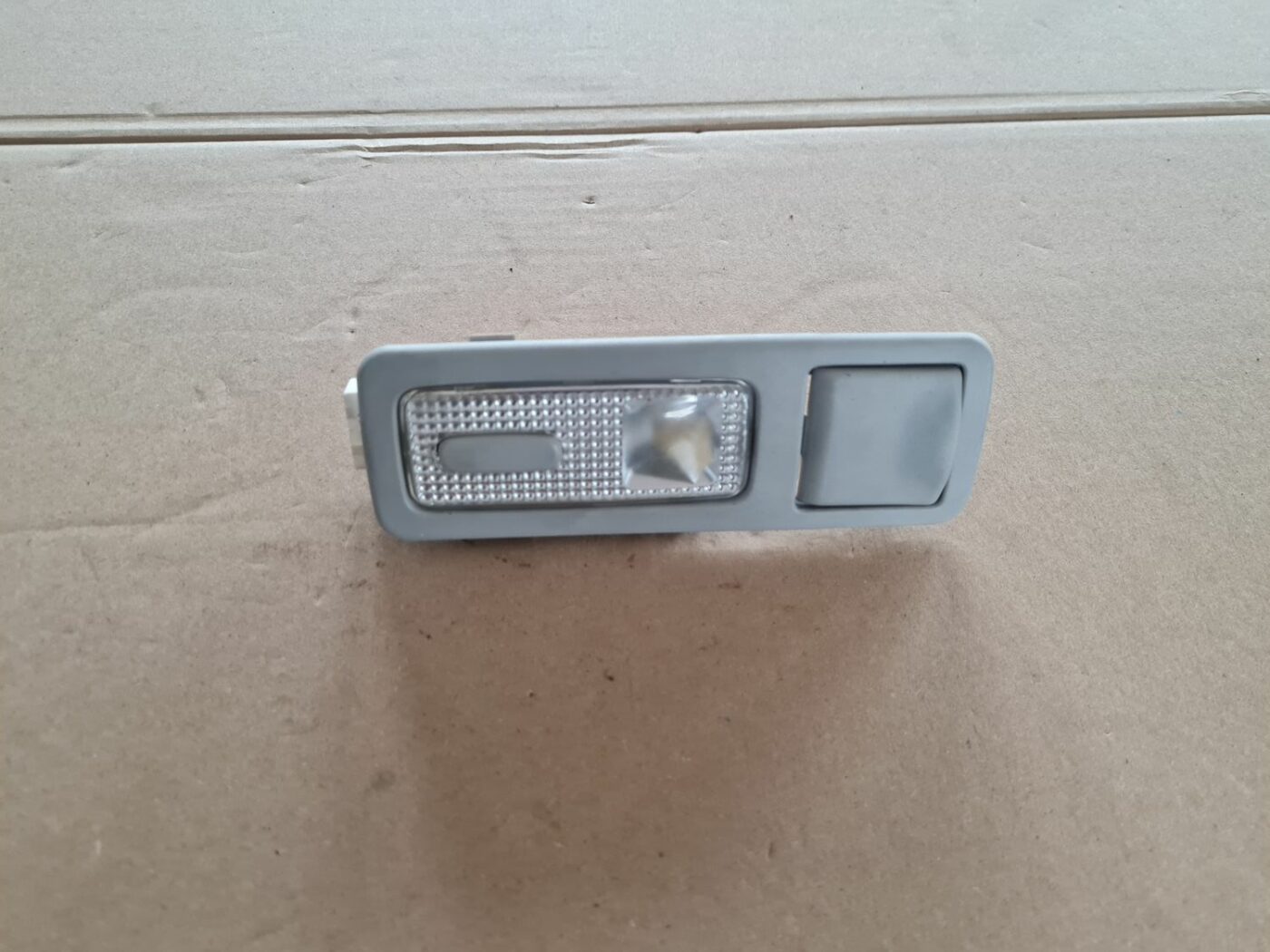 Aizmugurējo sēdvietu apgaismojums priekš PEUGEOT 307 2003 1 Aizmugurējo sēdvietu apgaismojums priekš PEUGEOT 307 2003