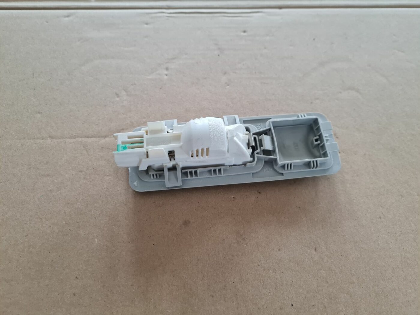 Aizmugurējo sēdvietu apgaismojums priekš PEUGEOT 307 2003 2 Aizmugurējo sēdvietu apgaismojums priekš PEUGEOT 307 2003