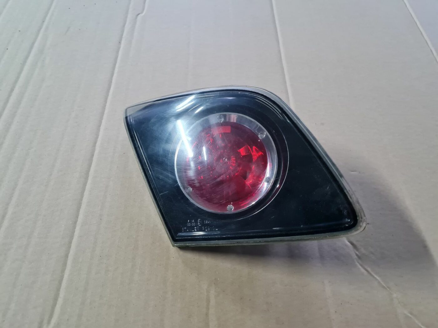 Bagāžnieka vāka kreisais lukturis priekš MAZDA 3 2007 1 Bagāžnieka vāka kreisais lukturis priekš MAZDA 3 2007