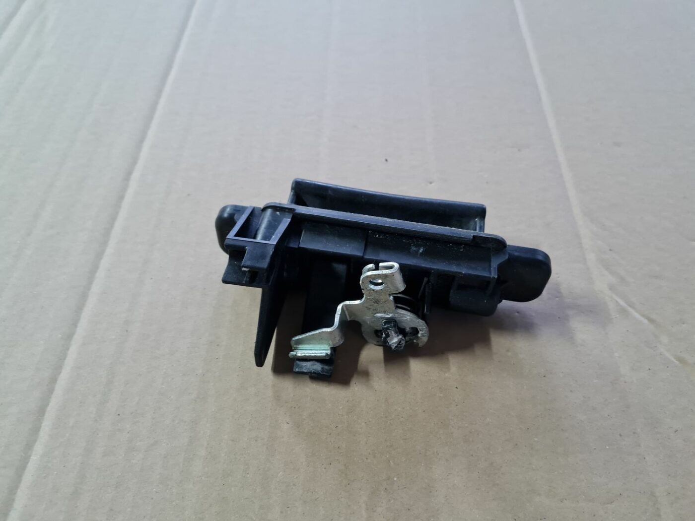 Bagažnieka vāka rokturis priekš MAZDA 3 2007 2 Bagažnieka vāka rokturis priekš MAZDA 3 2007