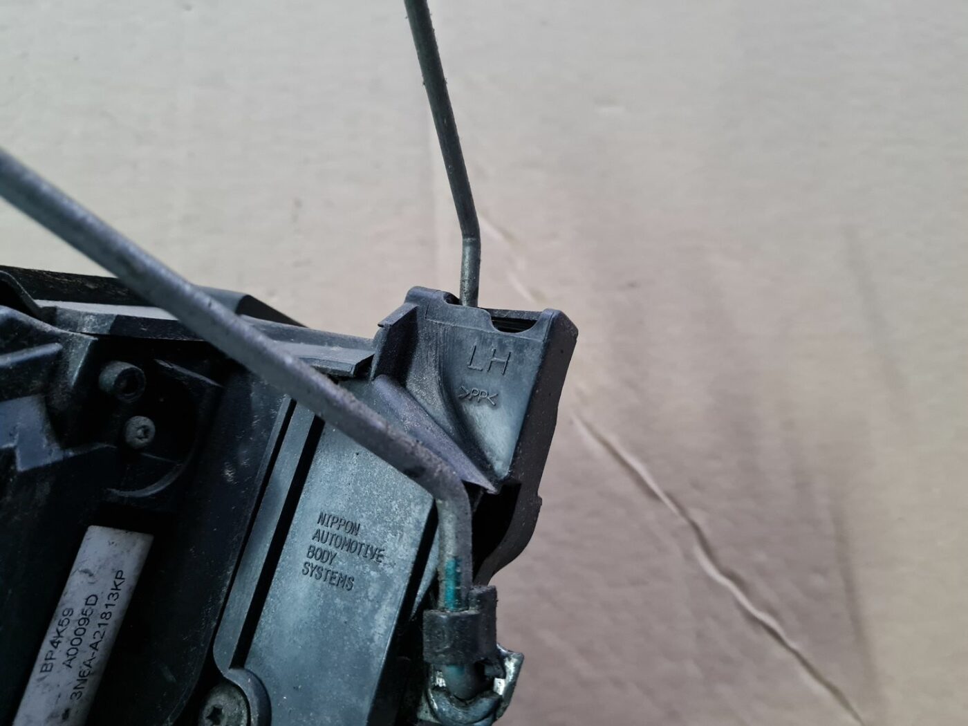 Priekšējo kreiso durvju slēdzene priekš MAZDA 3 2007 3 Priekšējo kreiso durvju slēdzene priekš MAZDA 3 2007