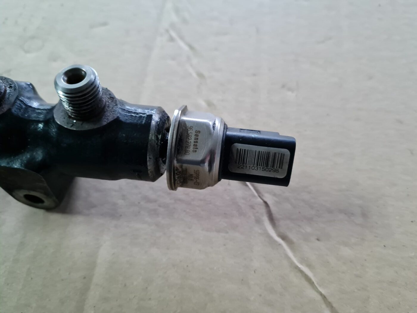 Degvielas sadales caurule priekš MAZDA 3 2007 3 Degvielas sadales caurule priekš MAZDA 3 2007