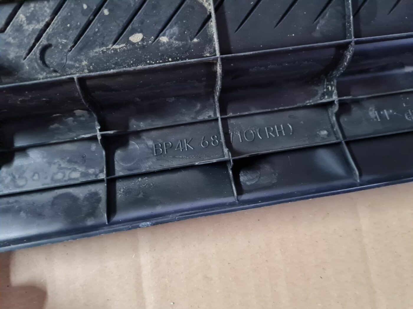 Sliekšņa priekšēja laba uzlika (salonā) priekš MAZDA 3 2007 3 Sliekšņa priekšēja laba uzlika (salonā) priekš MAZDA 3 2007