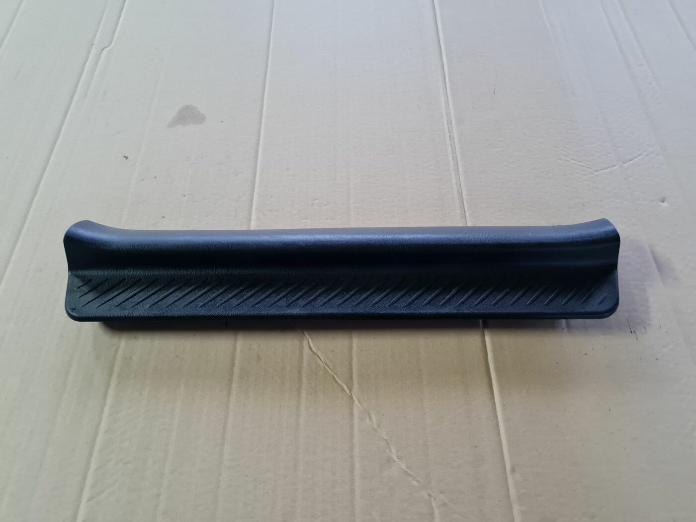 Sliekšņa priekšēja kreisa uzlika (salonā) priekš MAZDA 3 2007 1 Sliekšņa priekšēja kreisa uzlika (salonā) priekš MAZDA 3 2007