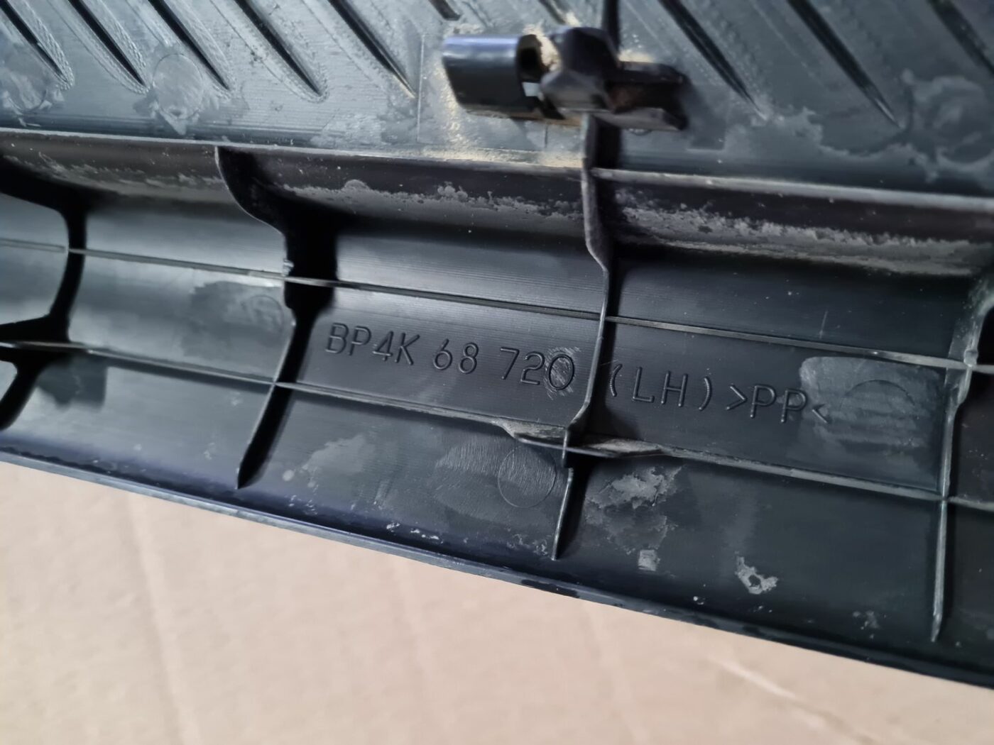 Sliekšņa priekšēja kreisa uzlika (salonā) priekš MAZDA 3 2007 3 Sliekšņa priekšēja kreisa uzlika (salonā) priekš MAZDA 3 2007