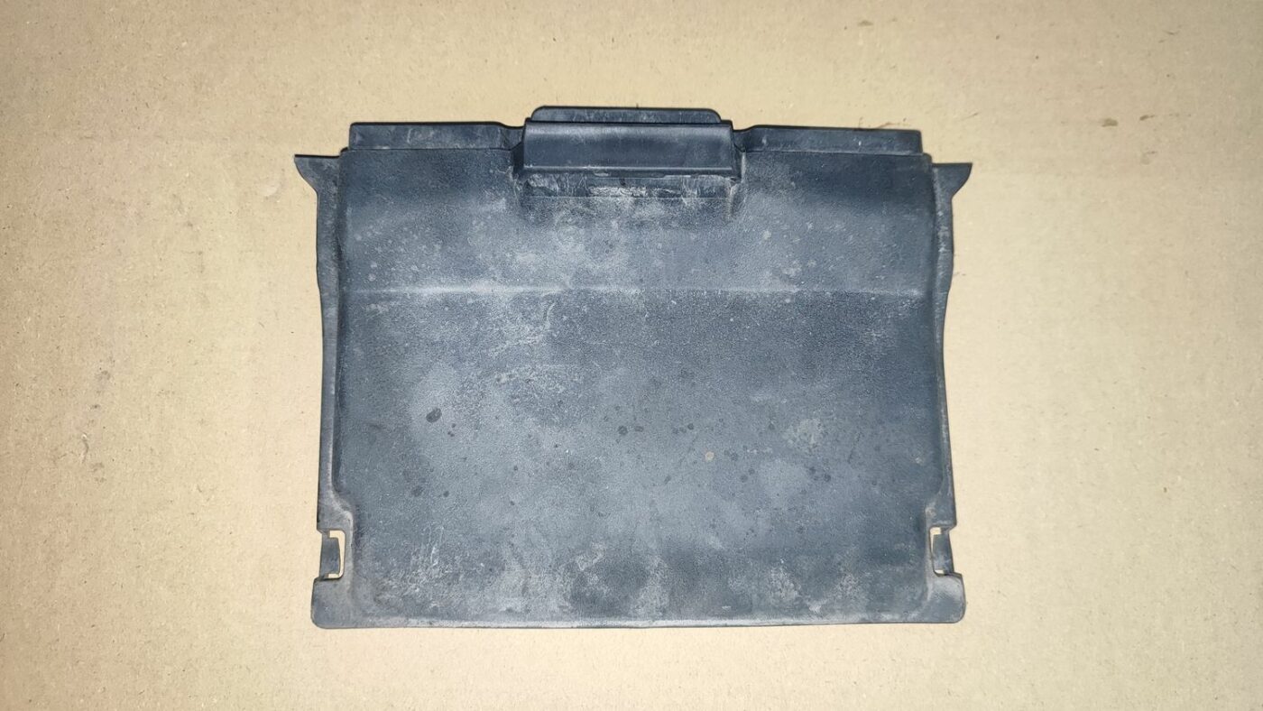 Akumulatora vāks priekš FORD FOCUS 2016 UNIVERSAL 2 Akumulatora vāks priekš FORD FOCUS 2016 UNIVERSAL