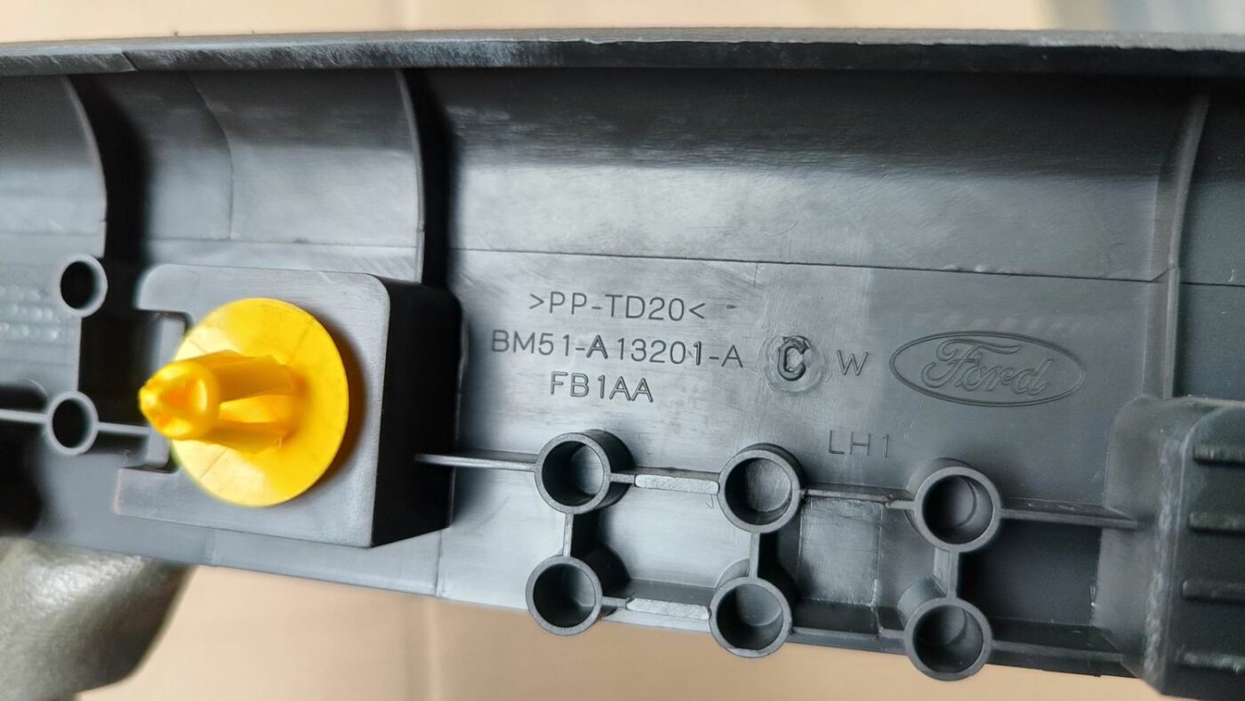 Sliekšņa priekšēja kreisa uzlika (salonā) priekš FORD FOCUS 2016 UNIVERSAL