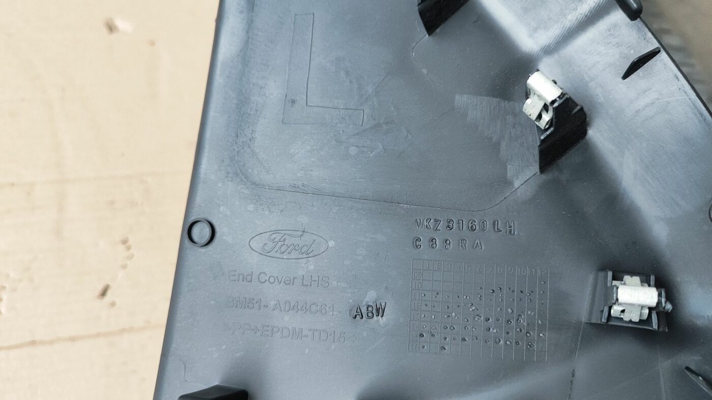 Mērinstrumentu paneļa sānu apdare priekš FORD FOCUS 2016 UNIVERSAL 3 Mērinstrumentu paneļa sānu apdare priekš FORD FOCUS 2016 UNIVERSAL