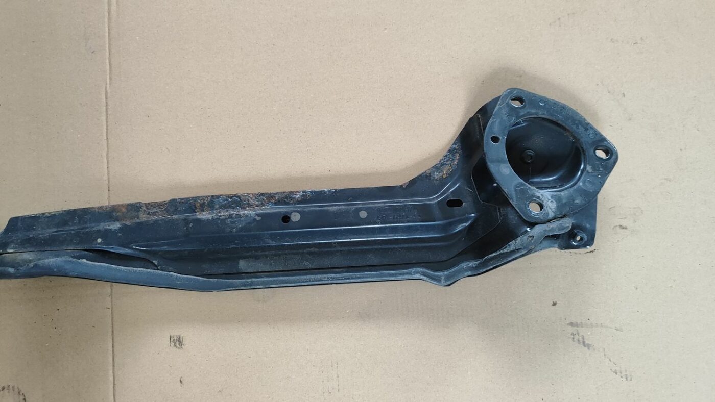 Priekšējo statņu stiprinājums priekš FORD FOCUS 2016 UNIVERSAL 6 Priekšējo statņu stiprinājums priekš FORD FOCUS 2016 UNIVERSAL