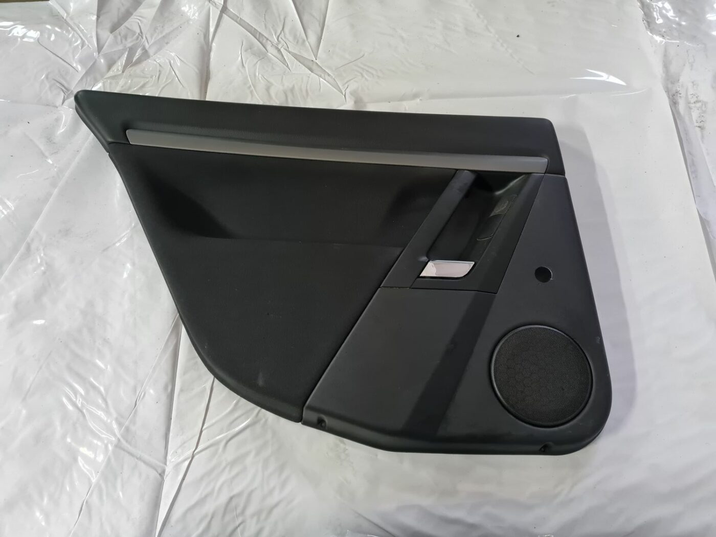 Aizmugurējo kreiso durvju apdare priekš OPEL VECTRA C 2006 1 Aizmugurējo kreiso durvju apdare priekš OPEL VECTRA C 2006