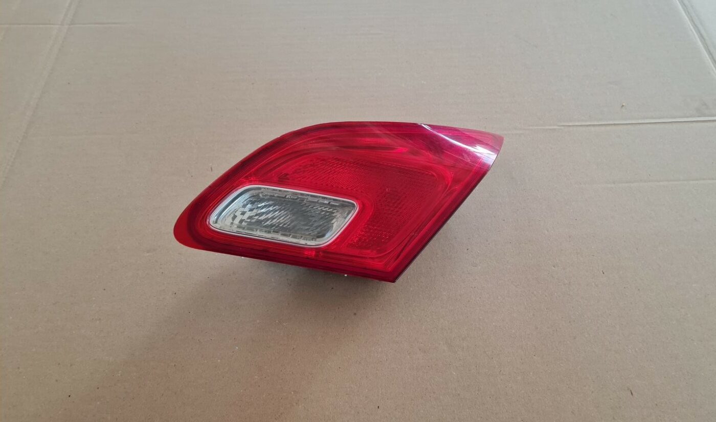 Bagāžnieka vāka labais lukturis priekš OPEL ASTRA J 2013 1 Bagāžnieka vāka labais lukturis priekš OPEL ASTRA J 2013