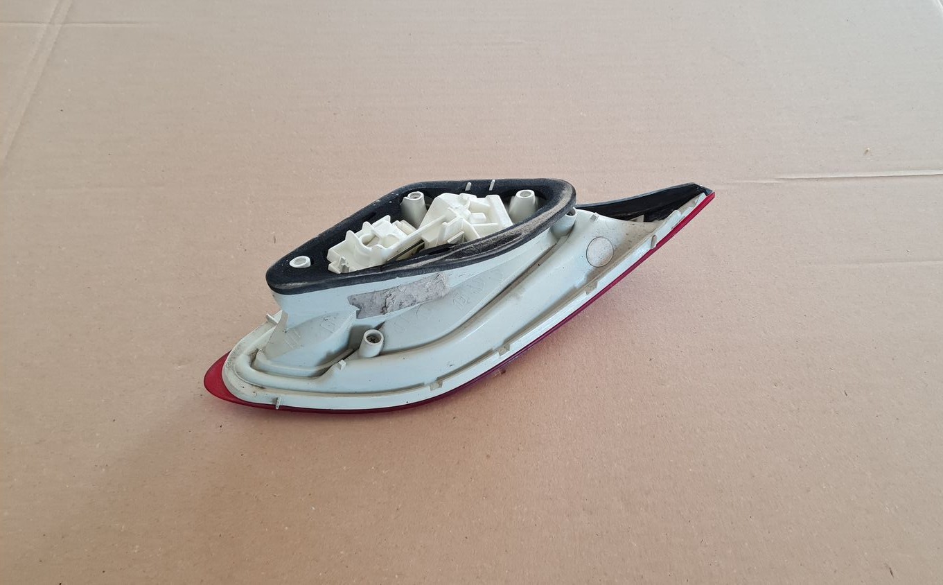 Bagāžnieka vāka labais lukturis priekš OPEL ASTRA J 2013 2 Bagāžnieka vāka labais lukturis priekš OPEL ASTRA J 2013