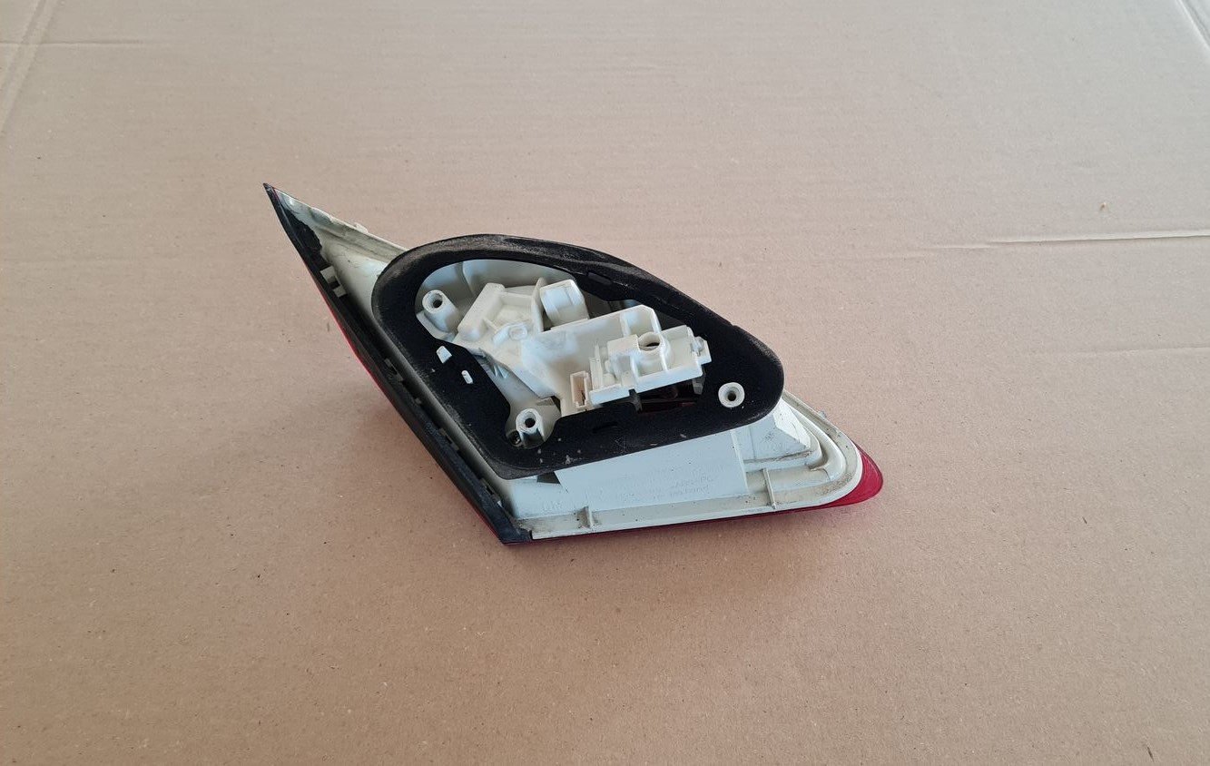 Bagāžnieka vāka labais lukturis priekš OPEL ASTRA J 2013 3 Bagāžnieka vāka labais lukturis priekš OPEL ASTRA J 2013