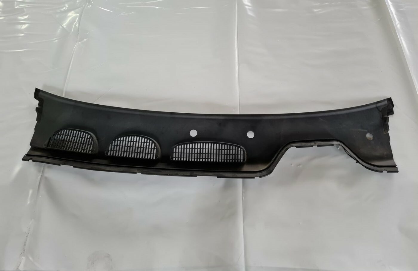 Vējstikla uzlikas (deflektora) režģis priekš FORD FOCUS C-MAX 2004 1 Vējstikla uzlikas (deflektora) režģis priekš FORD FOCUS C-MAX 2004