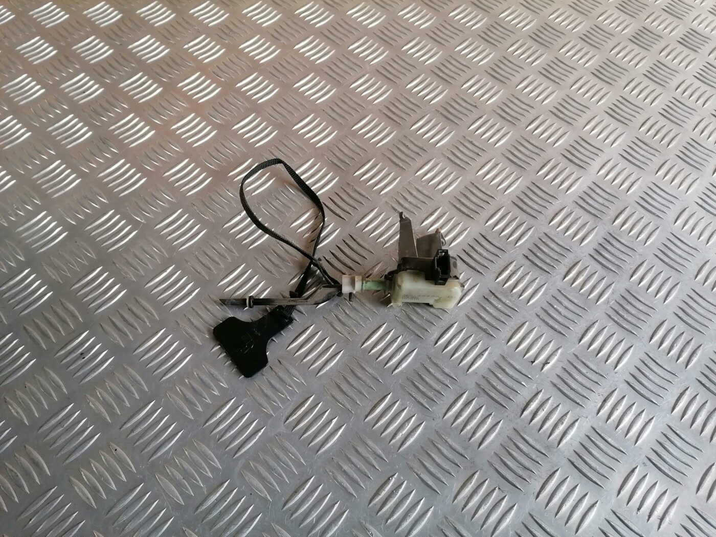 Degvielas tvertnes vāka slēdzene priekš TOYOTA AVENSIS 2007 1 Degvielas tvertnes vāka slēdzene priekš TOYOTA AVENSIS 2007