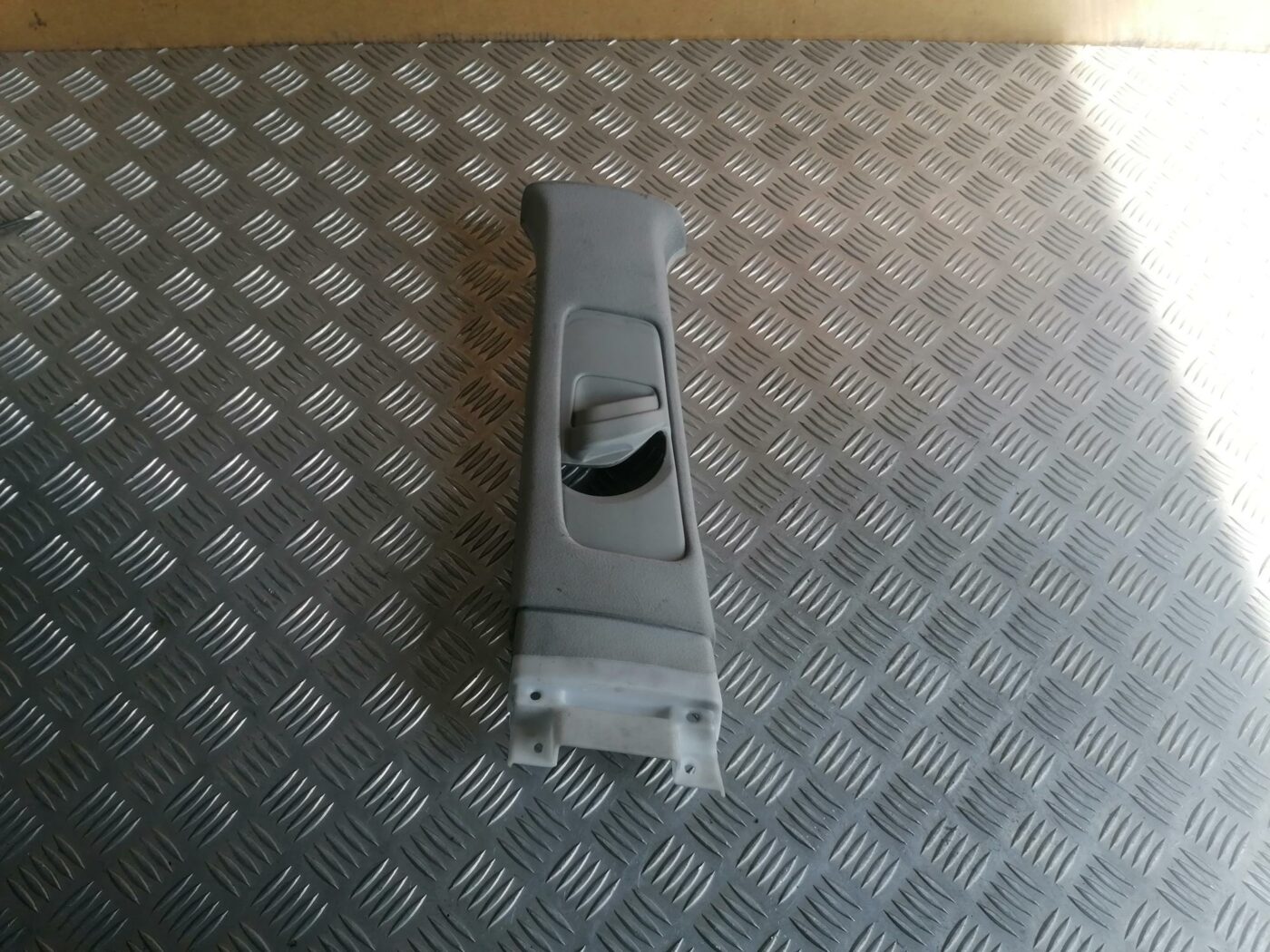 Vidējas salona statnes apdare priekš TOYOTA AVENSIS 2007