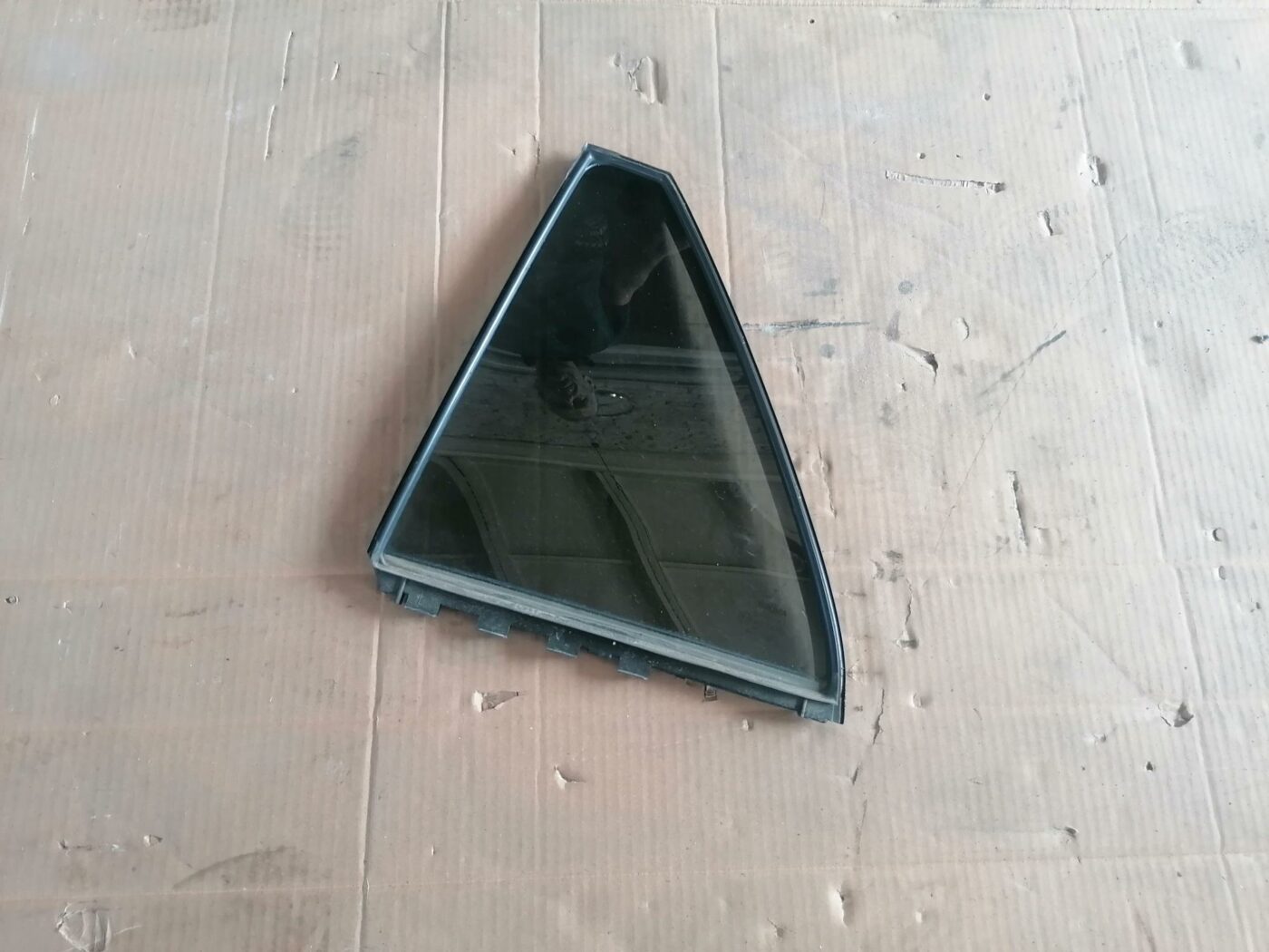 Kreiso durvju stūra stikls priekš TOYOTA AVENSIS 2007 1 Kreiso durvju stūra stikls priekš TOYOTA AVENSIS 2007