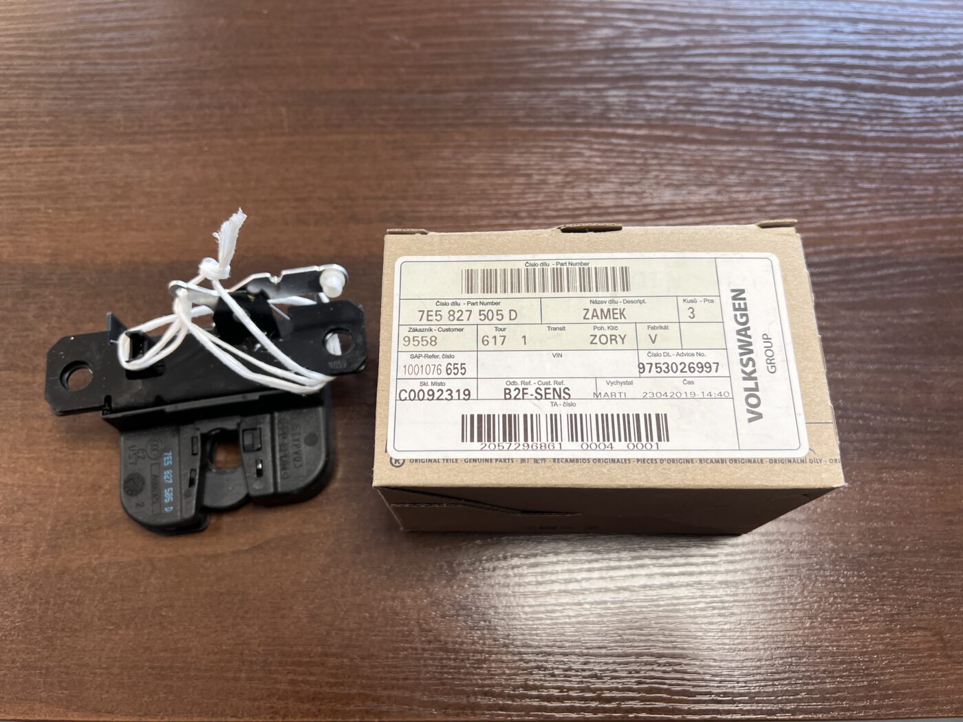 Bagāžnieka vāka slēdzene priekš VW TRANSPORTER T5 T6 1 Bagāžnieka vāka slēdzene priekš VW TRANSPORTER T5 T6