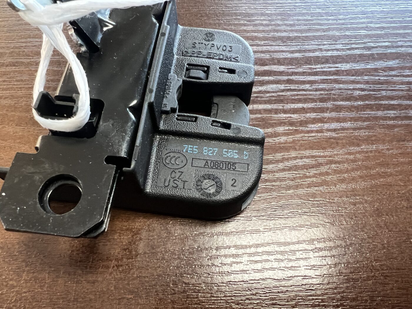 Bagāžnieka vāka slēdzene priekš VW TRANSPORTER T5 T6 3 Bagāžnieka vāka slēdzene priekš VW TRANSPORTER T5 T6