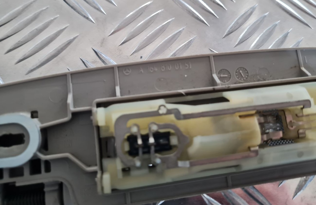 Salona rokturis griestos priekš MERCEDES BENZ ML320 2006 SILVER 4 Salona rokturis griestos priekš MERCEDES BENZ ML320 2006 SILVER