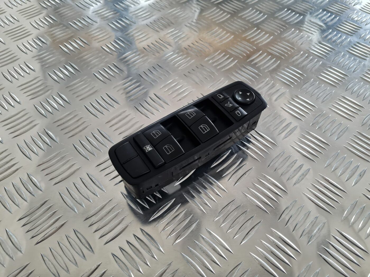 Šofera durvju slēdža pogas priekš MERCEDES BENZ ML320 2006 SILVER 1 Šofera durvju slēdža pogas priekš MERCEDES BENZ ML320 2006 SILVER