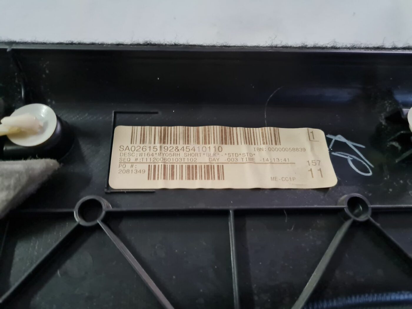 Bagāžnieka nodalījuma sānu apdare priekš MERCEDES BENZ ML320 2006 SILVER