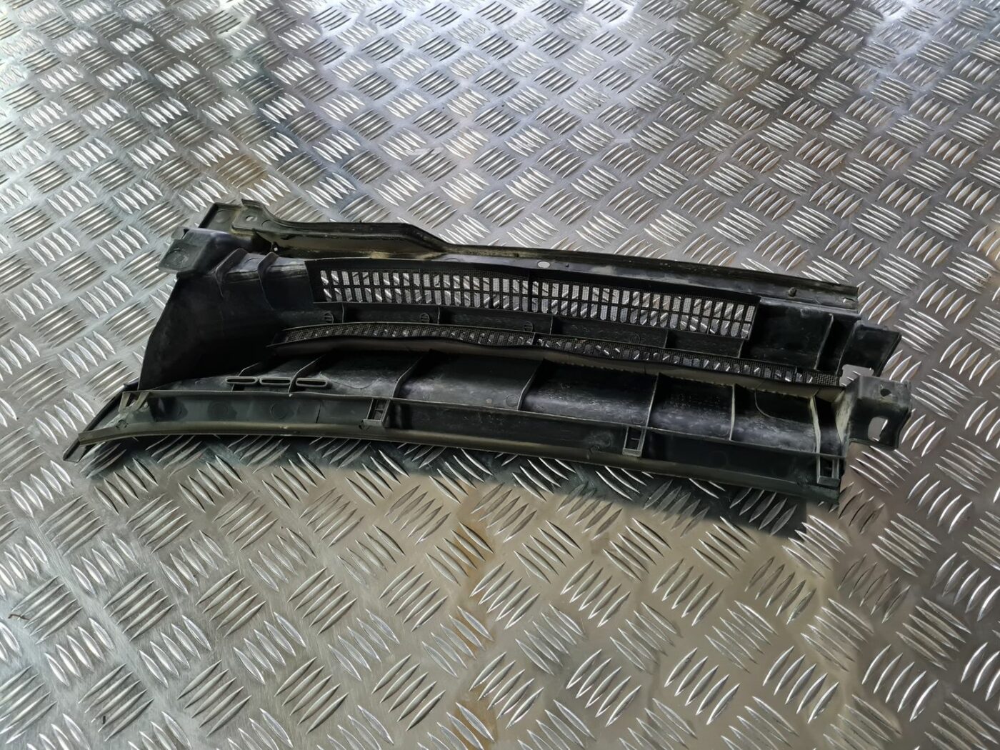 Vējstikla uzlikas (deflektora) režģis priekš TOYOTA COROLLA VERSO 2003 2 Vējstikla uzlikas (deflektora) režģis priekš TOYOTA COROLLA VERSO 2003