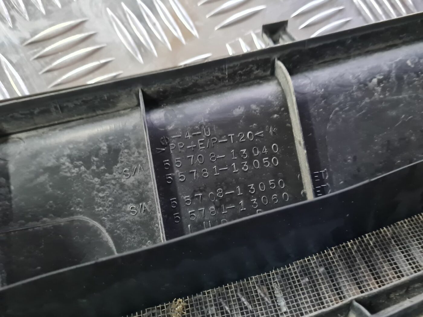 Vējstikla uzlikas (deflektora) režģis priekš TOYOTA COROLLA VERSO 2003 3 Vējstikla uzlikas (deflektora) režģis priekš TOYOTA COROLLA VERSO 2003