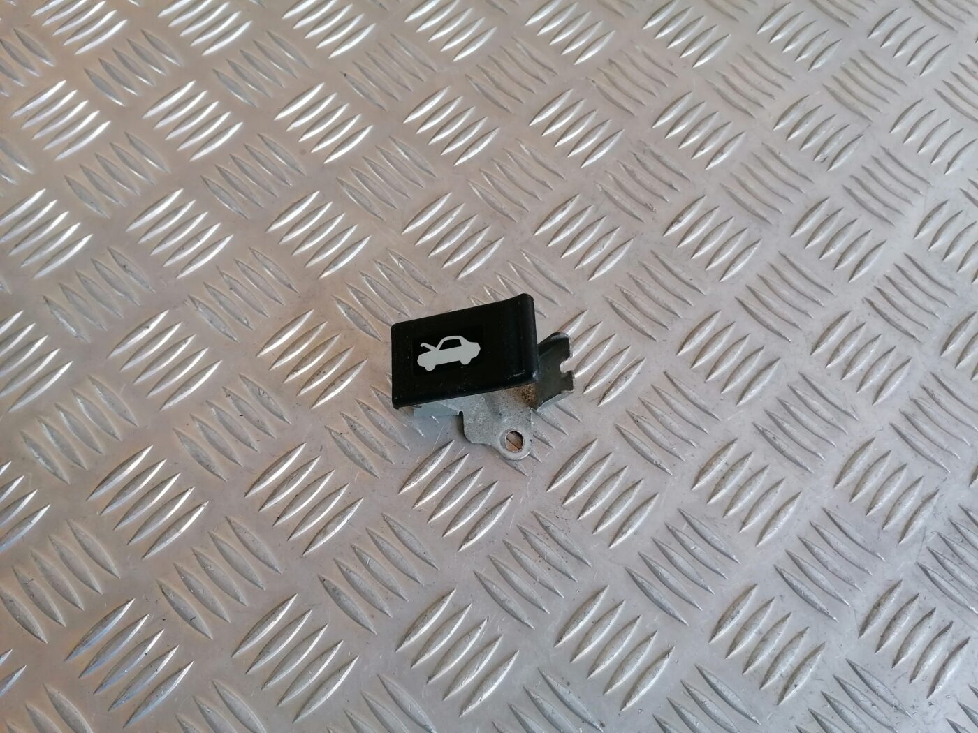 Pārsega atveršanas rokturis salonā priekš HONDA ACCORD 2007 YR562P 1 Pārsega atveršanas rokturis salonā priekš HONDA ACCORD 2007 YR562P