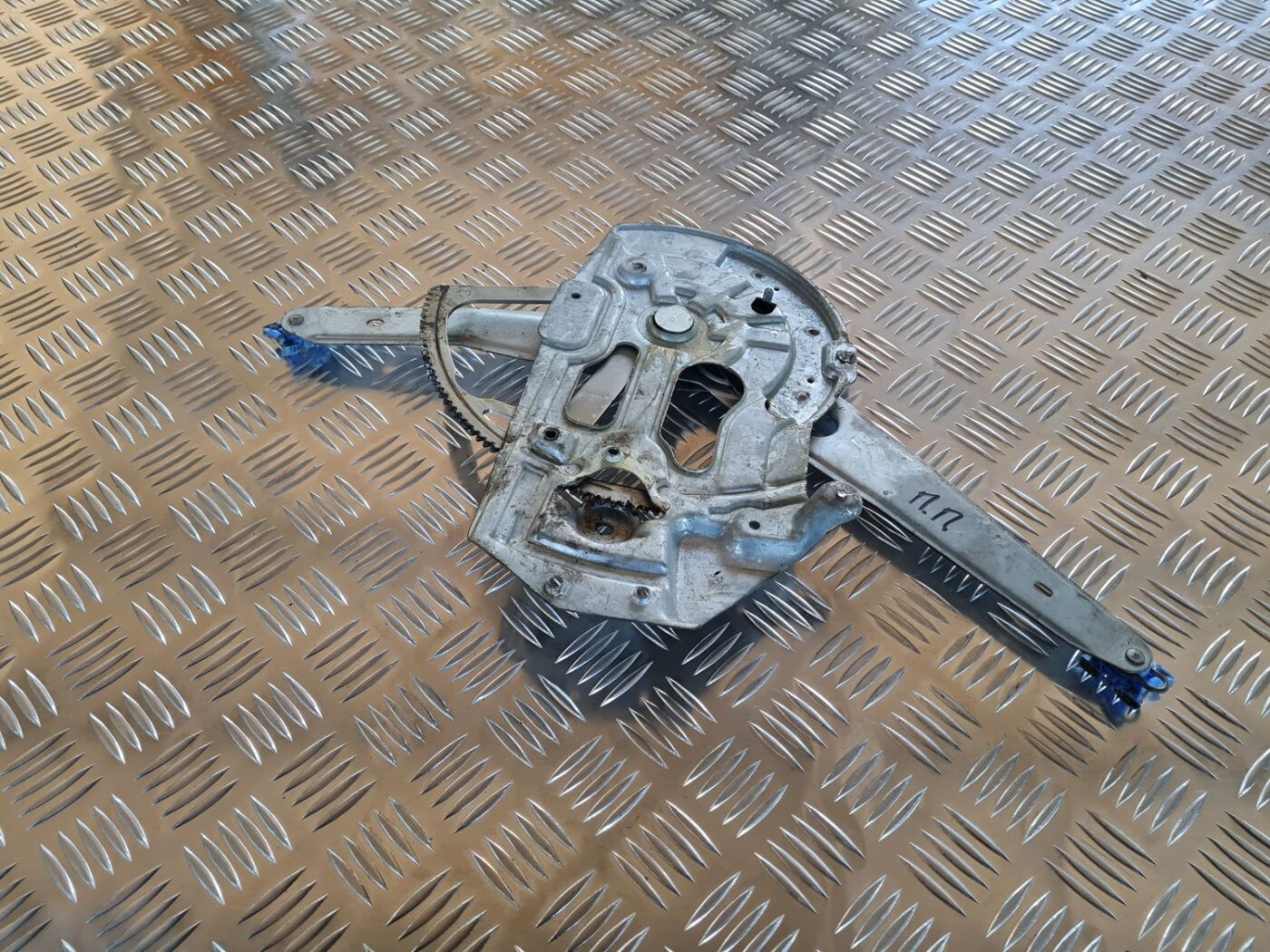 Stikla pacelšanas mehānisms priekšējais labais priekš VOLVO V70 2002 ASHGOLD 1 Stikla pacelšanas mehānisms priekšējais labais priekš VOLVO V70 2002 ASHGOLD