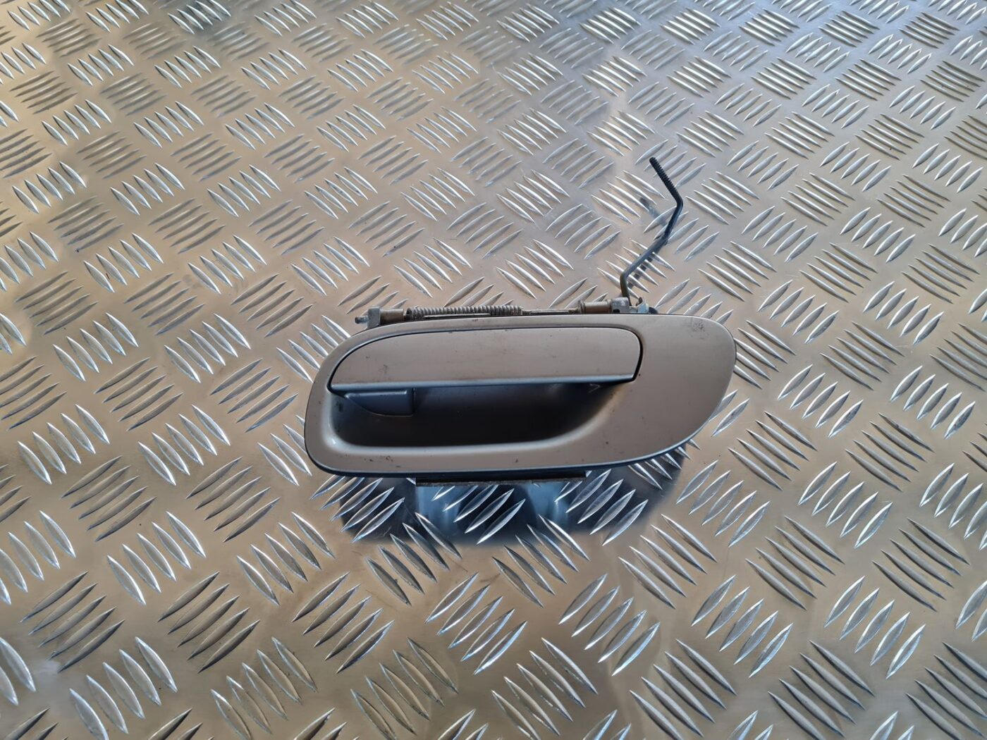 Aizmugurējais kreisais durvju rokturis priekš VOLVO V70 2002 ASHGOLD 1 Aizmugurējais kreisais durvju rokturis priekš VOLVO V70 2002 ASHGOLD