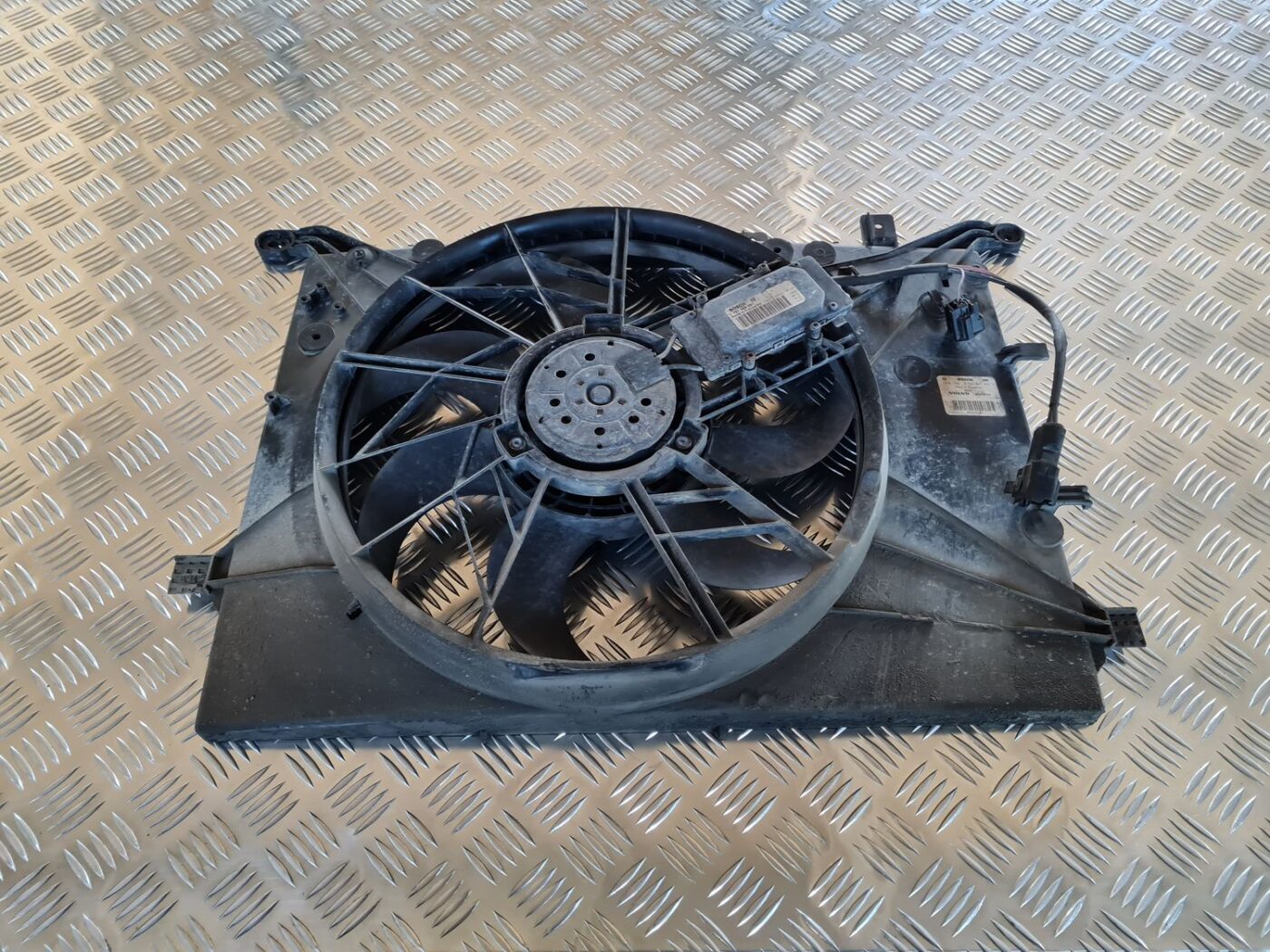 Dzesēšanas radiatora ventilators priekš VOLVO V70 2002 ASHGOLD 1 Dzesēšanas radiatora ventilators priekš VOLVO V70 2002 ASHGOLD