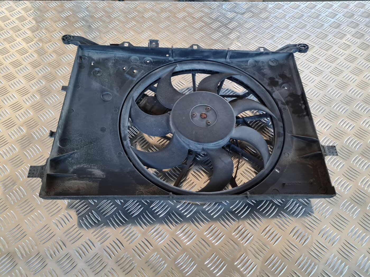 Dzesēšanas radiatora ventilators priekš VOLVO V70 2002 ASHGOLD 3 Dzesēšanas radiatora ventilators priekš VOLVO V70 2002 ASHGOLD