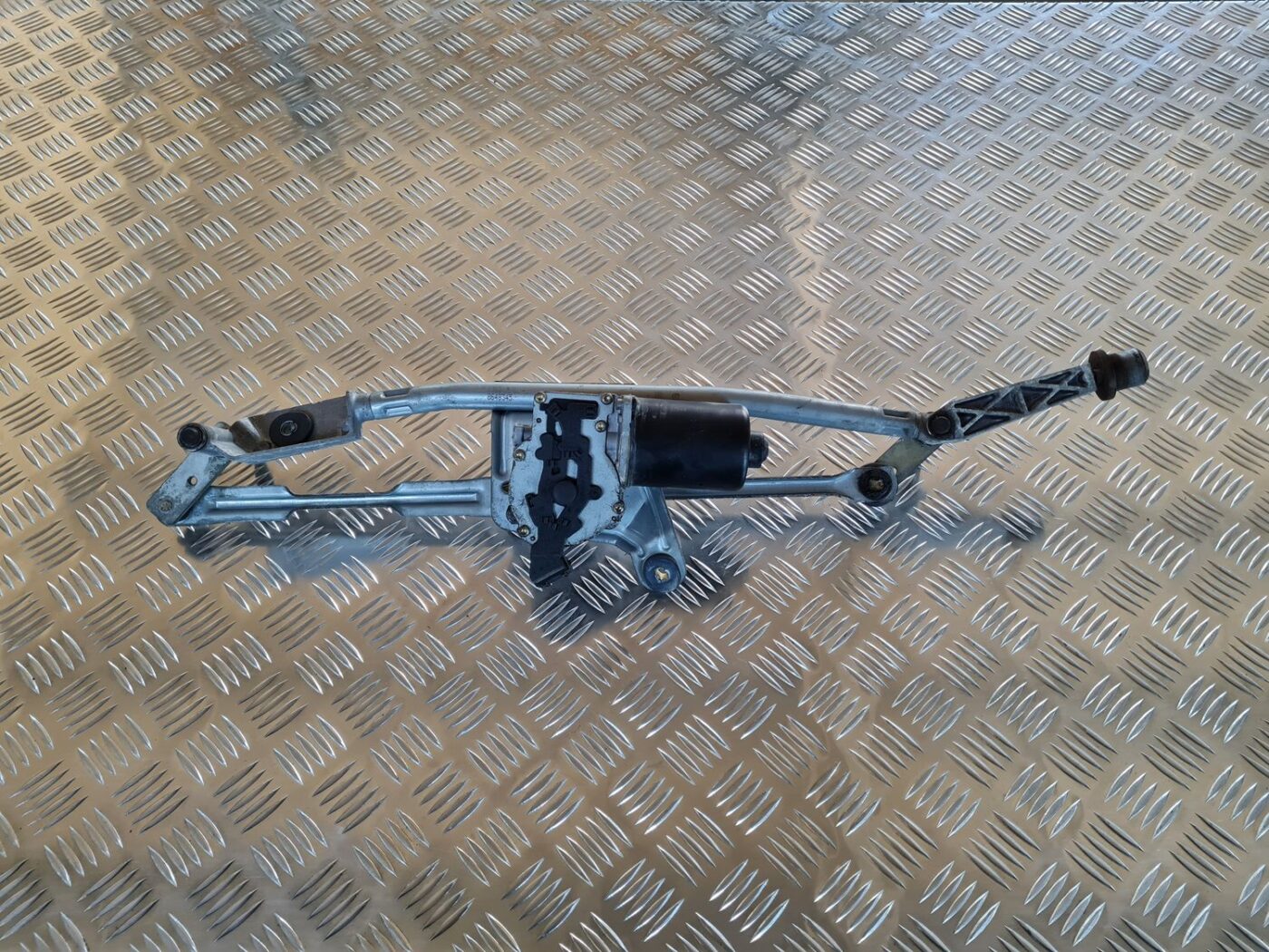 Vējstikla tīrīšanas mehānisms priekš VOLVO V70 2002 ASHGOLD 1 Vējstikla tīrīšanas mehānisms priekš VOLVO V70 2002 ASHGOLD