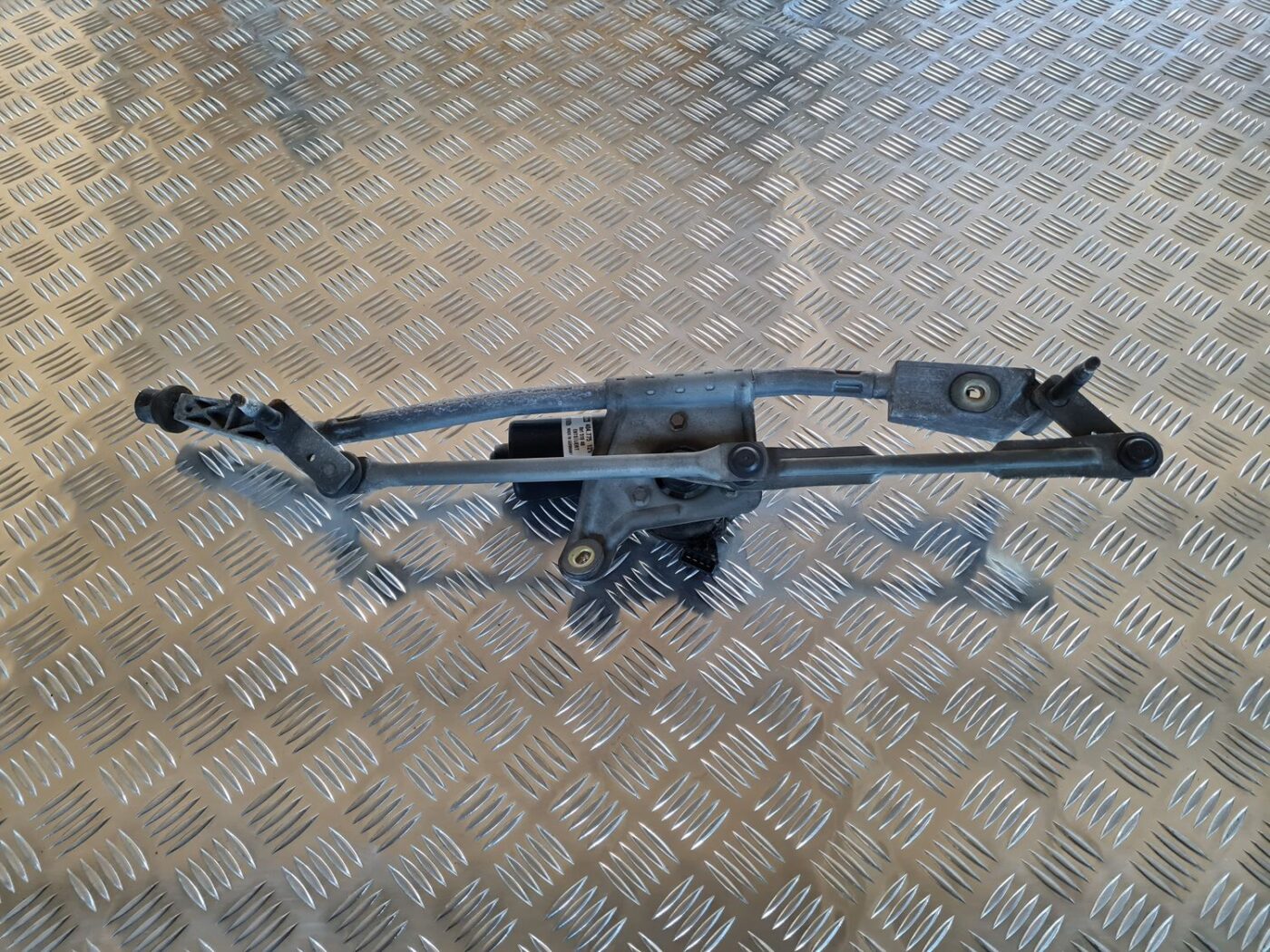 Vējstikla tīrīšanas mehānisms priekš VOLVO V70 2002 ASHGOLD 4 Vējstikla tīrīšanas mehānisms priekš VOLVO V70 2002 ASHGOLD