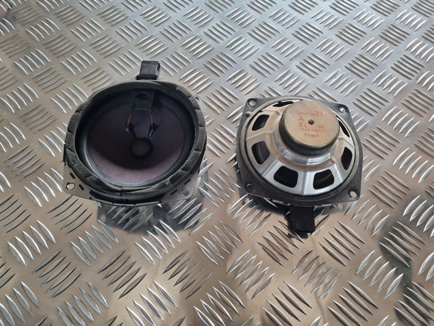 Durvju skaļrunis, apakšā priekš MITSUBISHI LANCER 2006 2 Durvju skaļrunis, apakšā priekš MITSUBISHI LANCER 2006