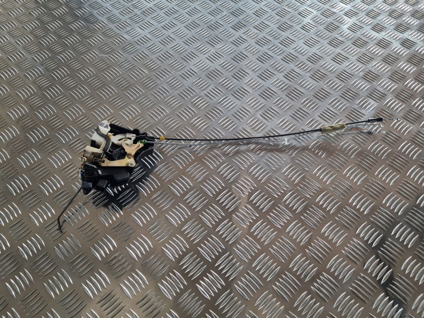 Priekšējo kreiso durvju slēdzene priekš MITSUBISHI LANCER 2006 1 Priekšējo kreiso durvju slēdzene priekš MITSUBISHI LANCER 2006