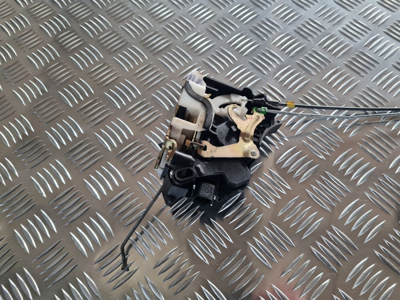 Priekšējo kreiso durvju slēdzene priekš MITSUBISHI LANCER 2006 2 Priekšējo kreiso durvju slēdzene priekš MITSUBISHI LANCER 2006