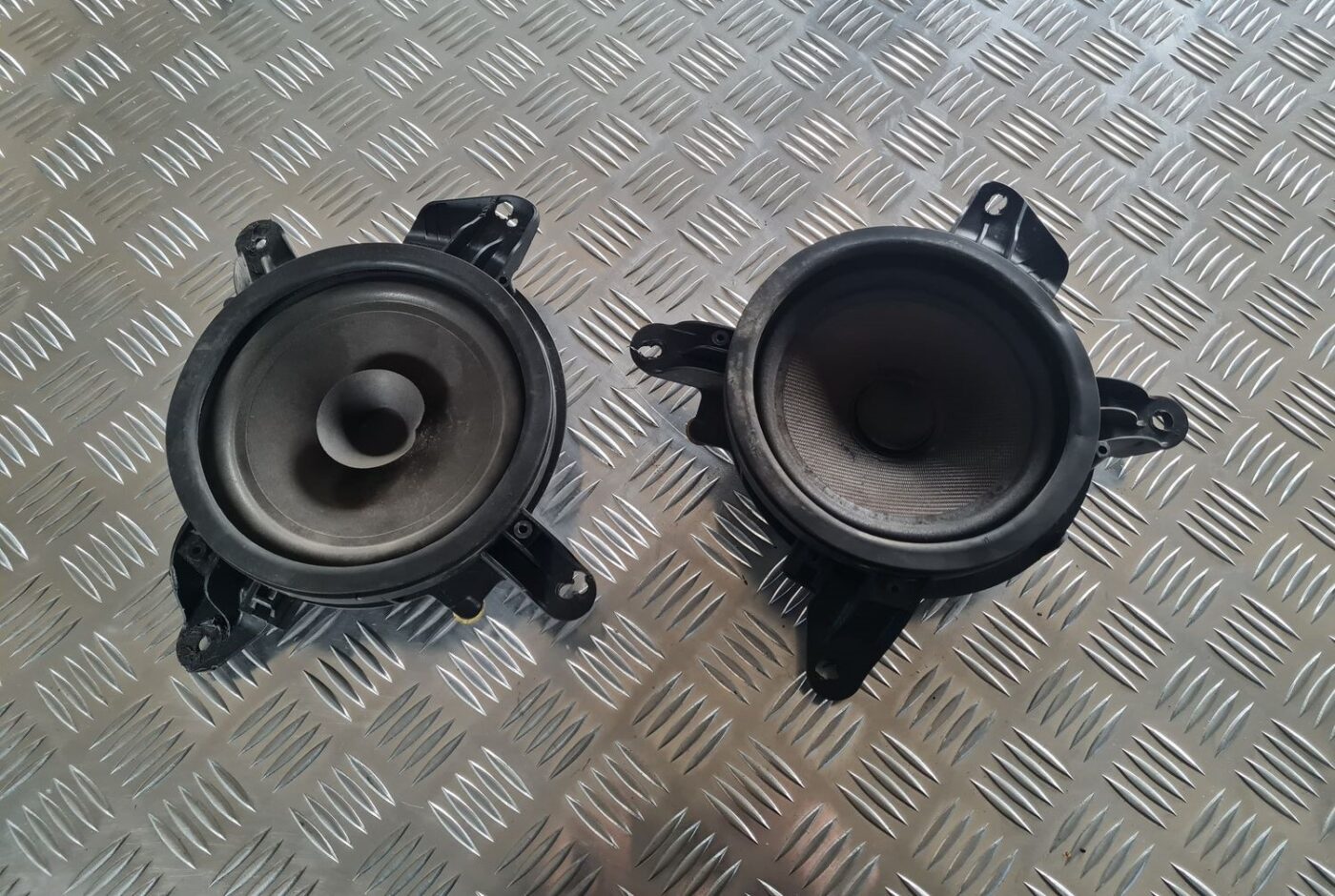 Durvju skaļrunis, apakšā priekš VOLVO V70 2003 SILVER 1 Durvju skaļrunis, apakšā priekš VOLVO V70 2003 SILVER