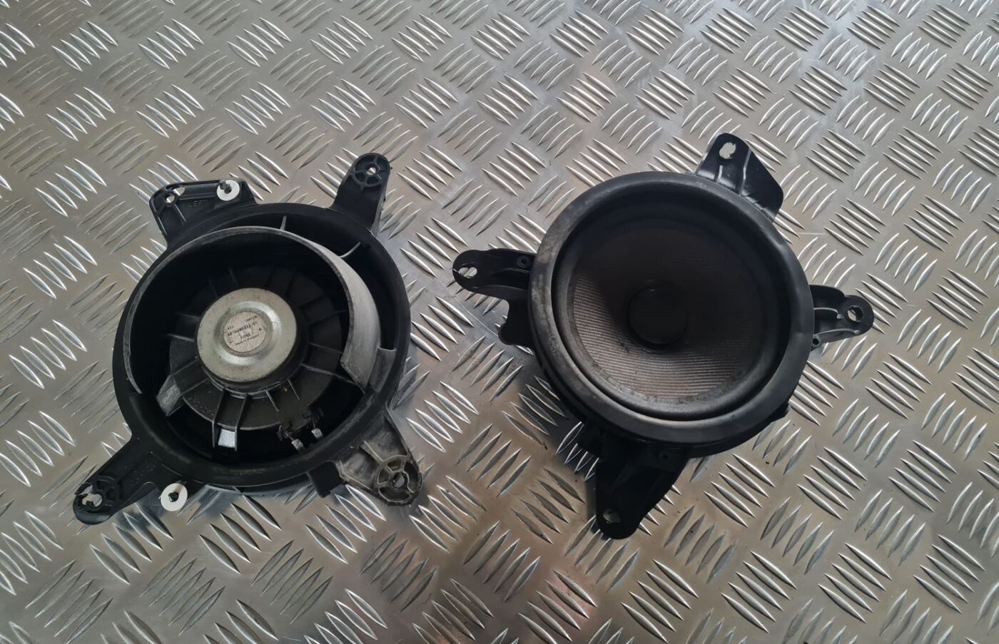 Durvju skaļrunis, apakšā priekš VOLVO V70 2003 SILVER 2 Durvju skaļrunis, apakšā priekš VOLVO V70 2003 SILVER