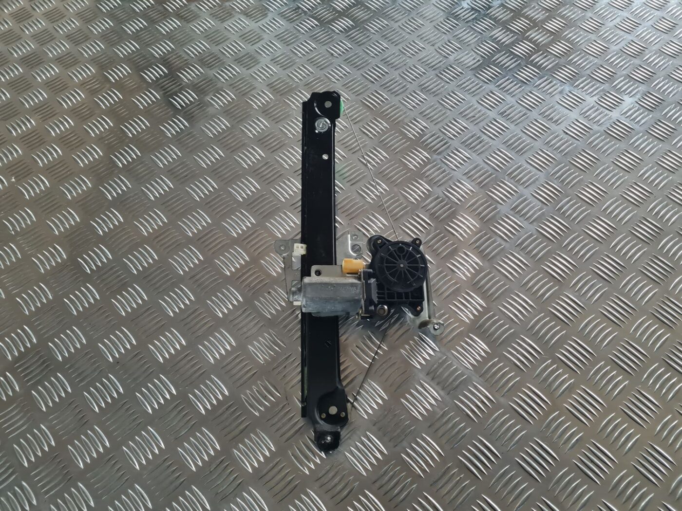 Stikla pacelšanas mehānisms aizmugurējais labais priekš VOLVO V70 2003 SILVER 1 Stikla pacelšanas mehānisms aizmugurējais labais priekš VOLVO V70 2003 SILVER