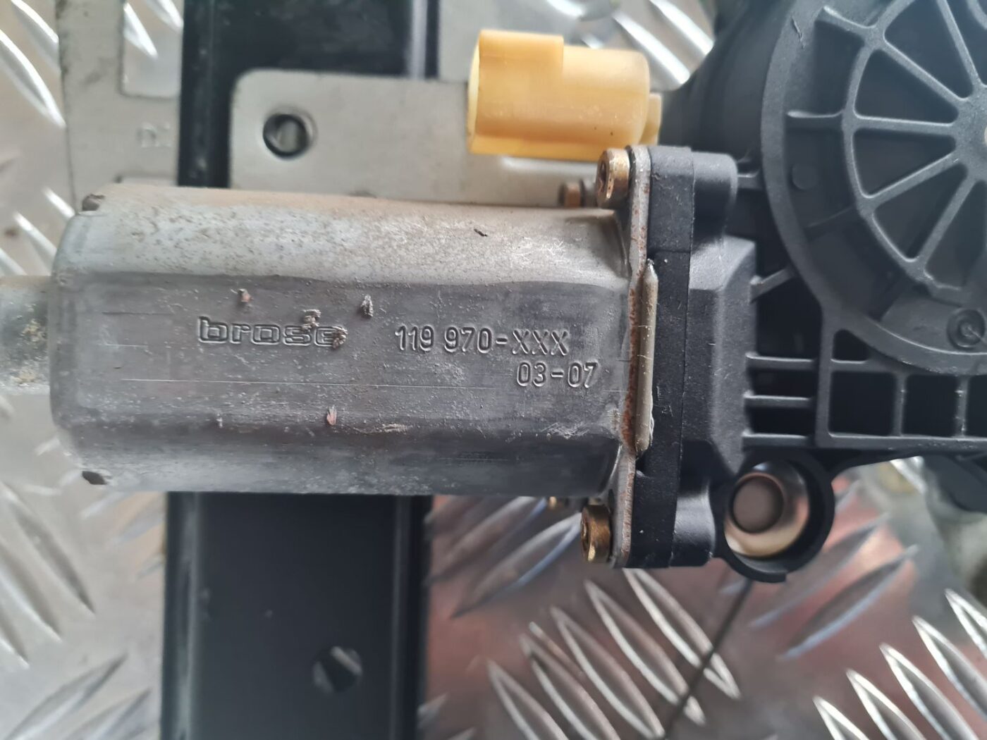 Stikla pacelšanas mehānisms aizmugurējais labais priekš VOLVO V70 2003 SILVER 2 Stikla pacelšanas mehānisms aizmugurējais labais priekš VOLVO V70 2003 SILVER