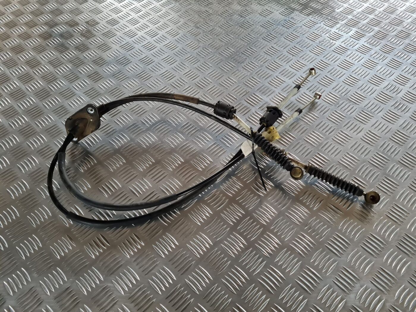 Pārnesumu pārslēgšanas mehānisma troses priekš VOLVO V70 2003 SILVER 1 Pārnesumu pārslēgšanas mehānisma troses priekš VOLVO V70 2003 SILVER