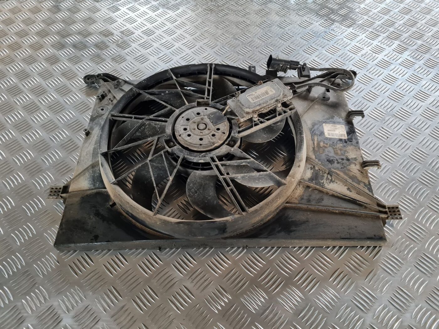 Dzesēšanas radiatora ventilators priekš VOLVO V70 2003 SILVER 1 Dzesēšanas radiatora ventilators priekš VOLVO V70 2003 SILVER