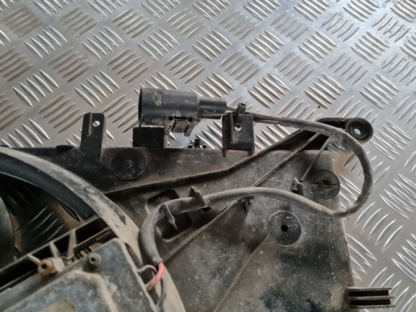 Dzesēšanas radiatora ventilators priekš VOLVO V70 2003 SILVER 4 Dzesēšanas radiatora ventilators priekš VOLVO V70 2003 SILVER