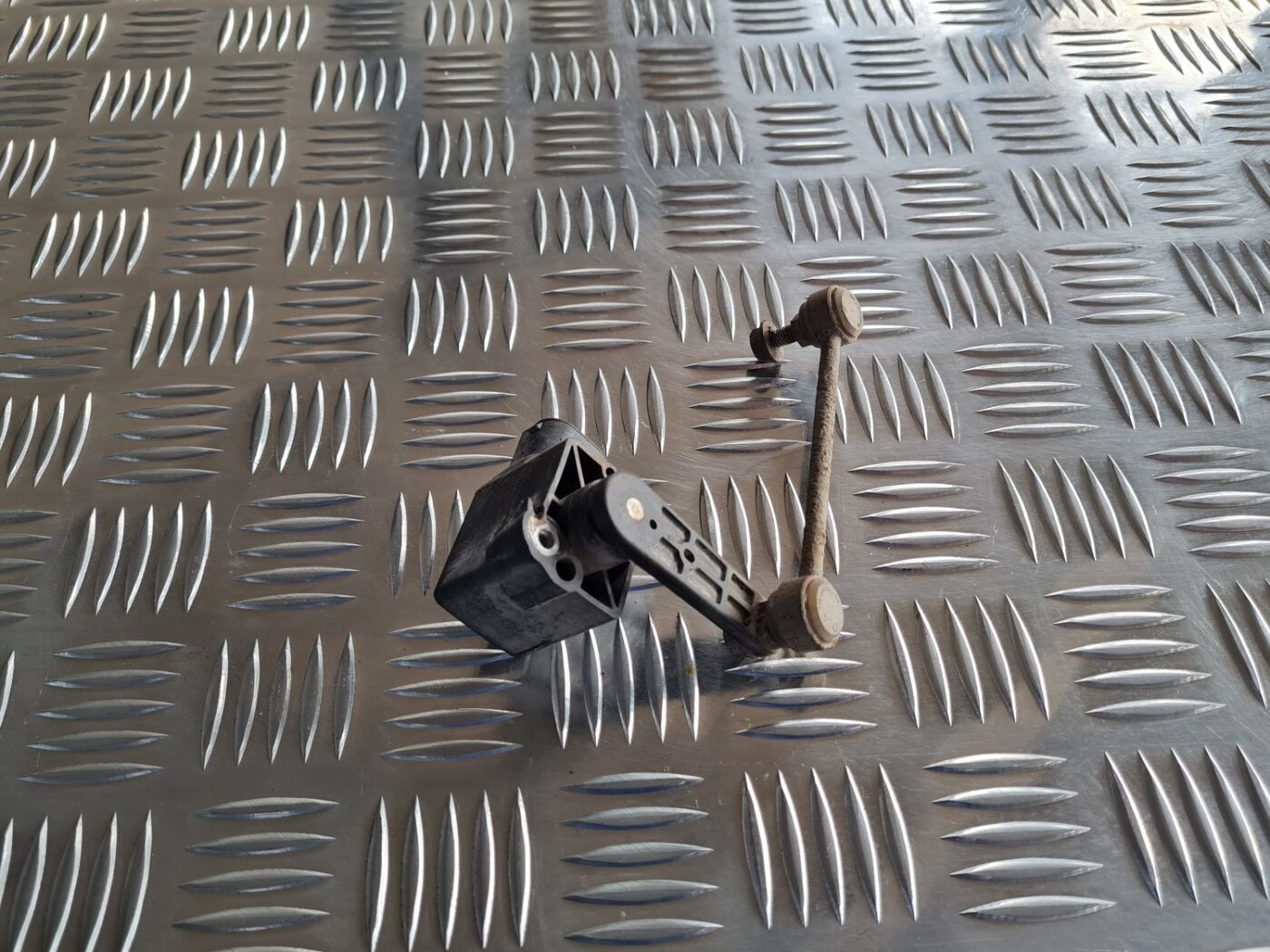 Lukturu diapazona korekcijas sensors, aizmugurē priekš VOLVO S60 2008 3 Lukturu diapazona korekcijas sensors, aizmugurē priekš VOLVO S60 2008