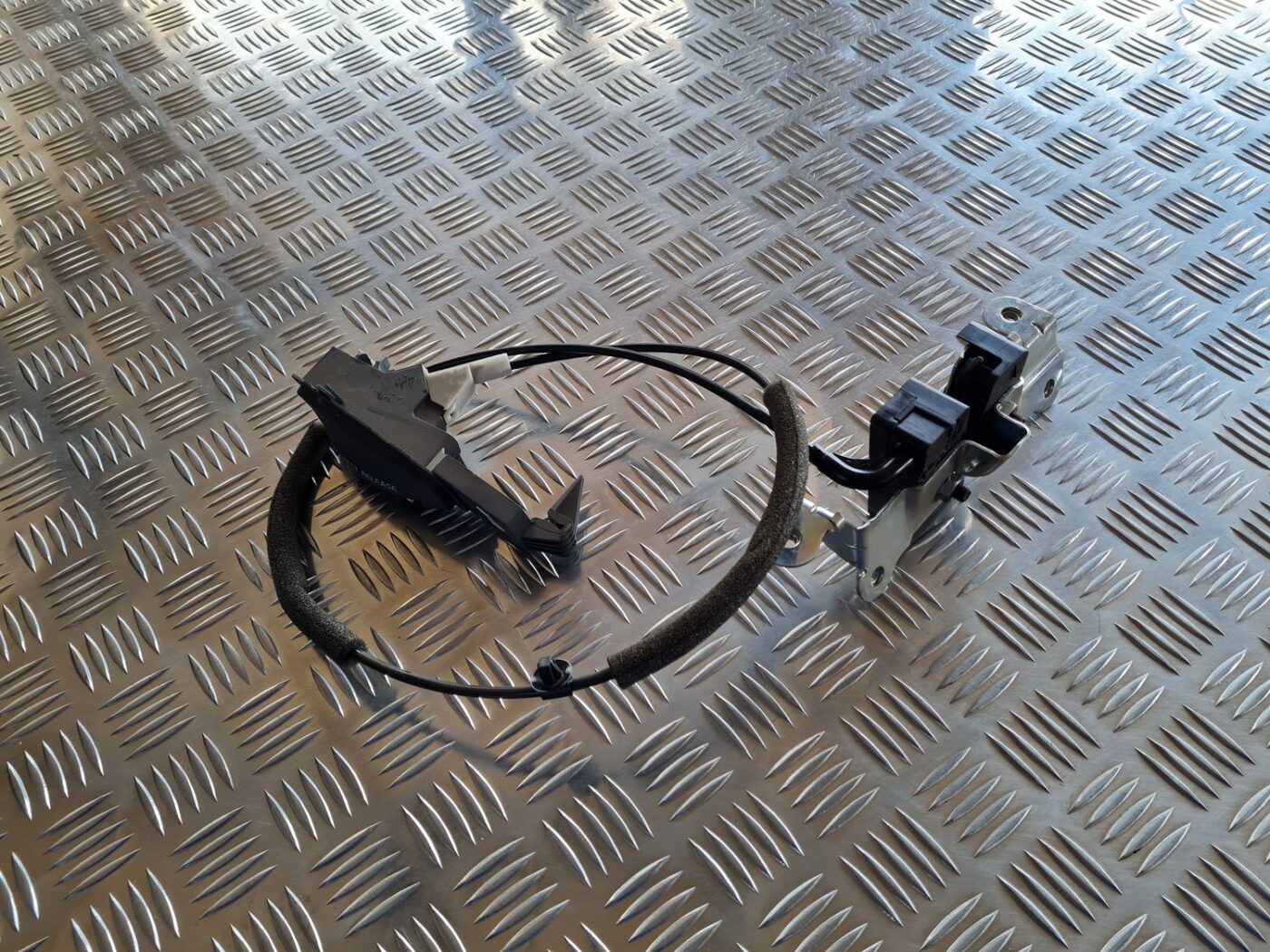 Aizmugurējā sēdekļa slēdzene priekš VOLVO S60 2008 1 Aizmugurējā sēdekļa slēdzene priekš VOLVO S60 2008