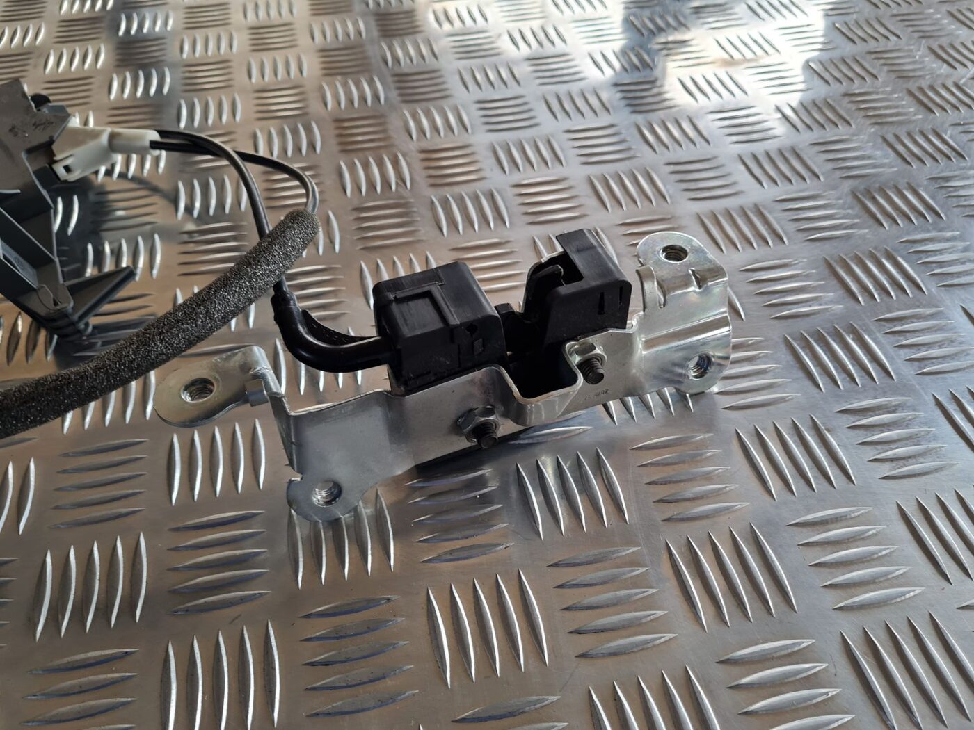 Aizmugurējā sēdekļa slēdzene priekš VOLVO S60 2008 2 Aizmugurējā sēdekļa slēdzene priekš VOLVO S60 2008