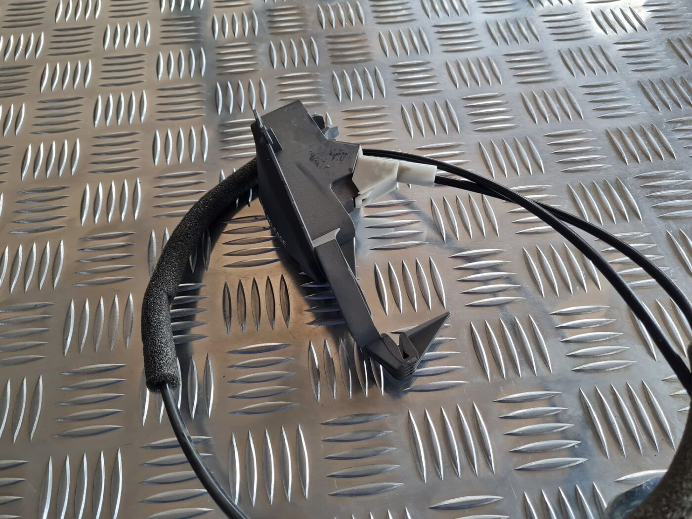 Aizmugurējā sēdekļa slēdzene priekš VOLVO S60 2008 4 Aizmugurējā sēdekļa slēdzene priekš VOLVO S60 2008